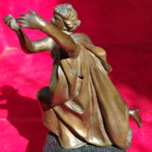 femme en bronze suppliant