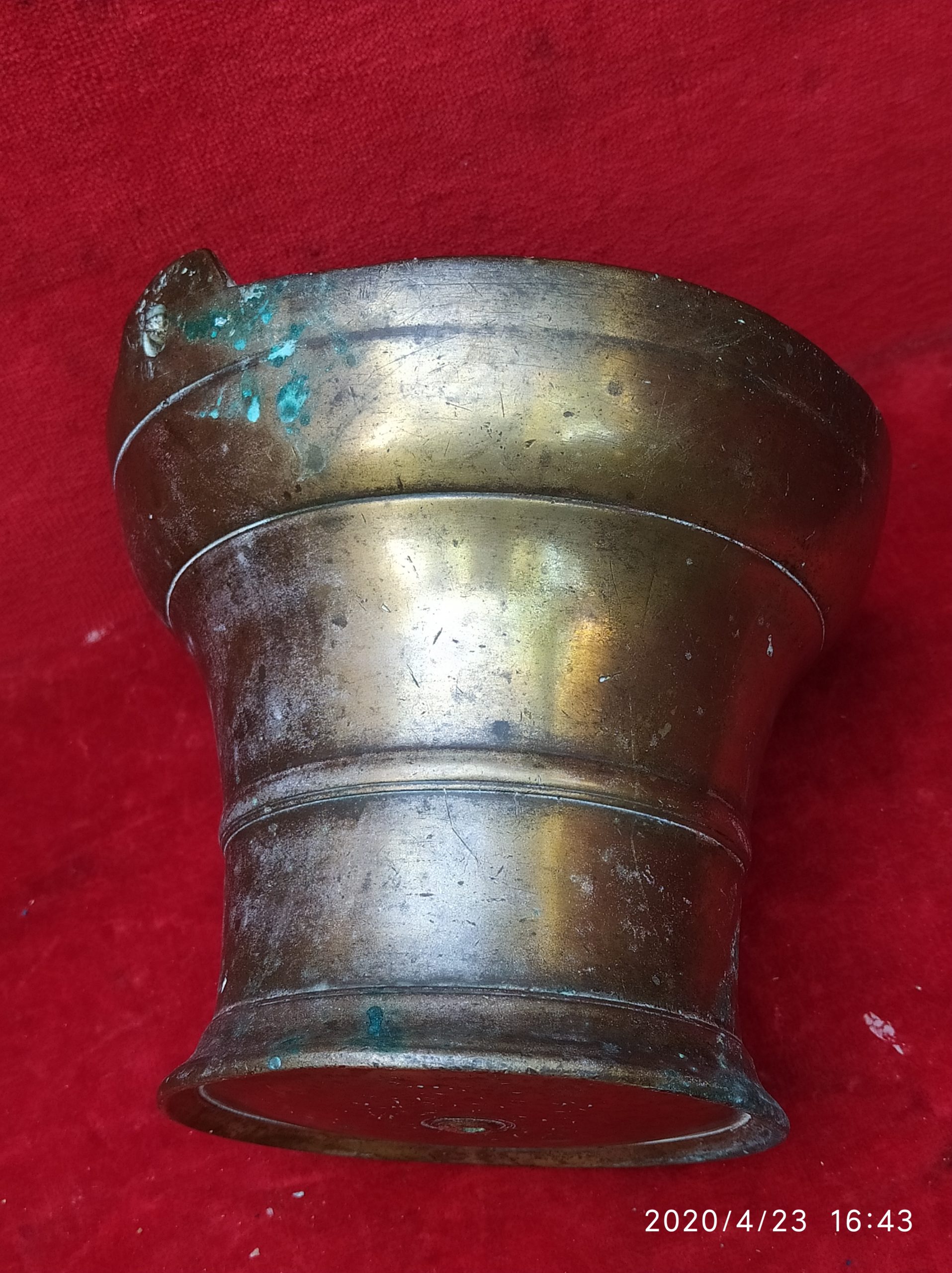 Seau à eau bénite en bronze à plaques émaillées, XVIIe/XVIIIe