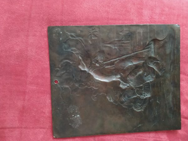 plaquette bronze personnages dos