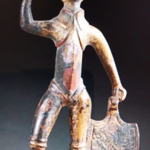 Superbe figurine en bronze gravé et doré figurant un soldat debout, coiffé d'un casque à panache et vétu d'une armure. Il lève le bras droit et pose sa main gauche sur une écu orné d'un aigle. Italie XVIème Siècle. Sur socle.