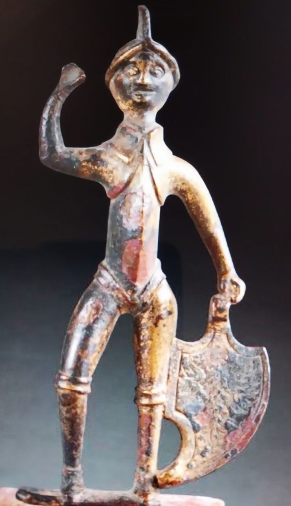 Superbe figurine en bronze gravé et doré figurant un soldat debout, coiffé d'un casque à panache et vétu d'une armure. Il lève le bras droit et pose sa main gauche sur une écu orné d'un aigle. Italie XVIème Siècle. Sur socle.